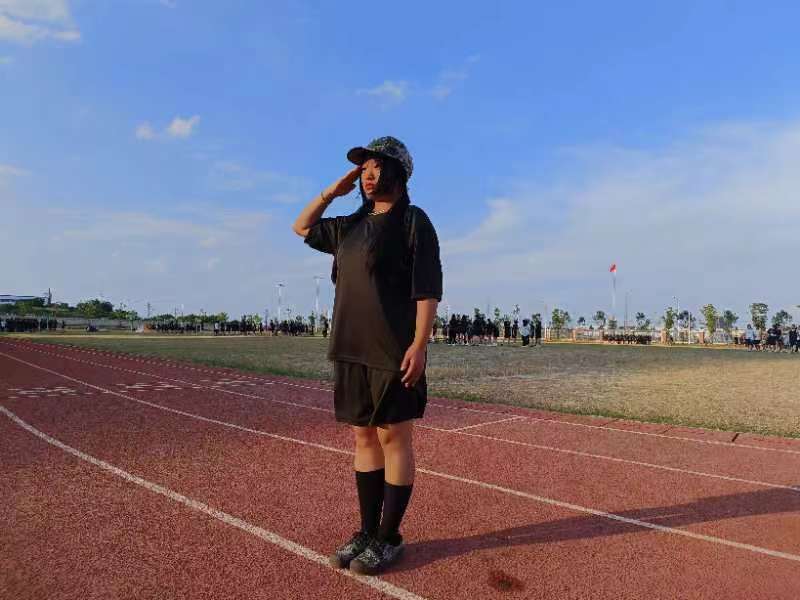 小小陈玲，带病军训，坚决不退场